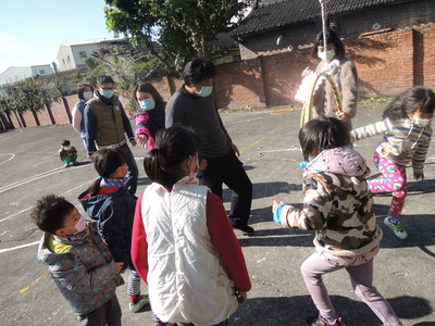 親子一起進行活動